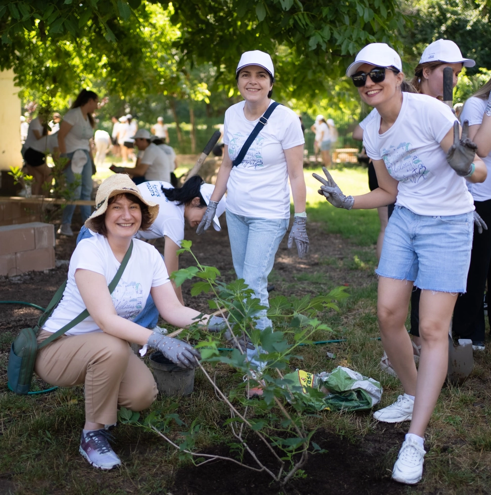 Romania-Impact-Community day- tree planting (1).jpg